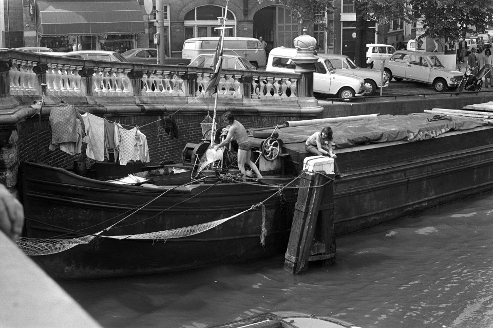 Tropische warmte in Amsterdam, woonschip, Bestanddeelnr 925-7494