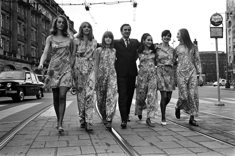 Tropicalia Mode uit Engeland. Collin Glascoe met mannequins op Leidseplein, Bestanddeelnr 921-1926