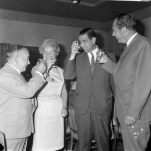 TROS huldigt 10.000ste lid A. Hamstra, v.l.n.r. de heer Landre, mevrouw Hamstra , Bestanddeelnr 918-0868
