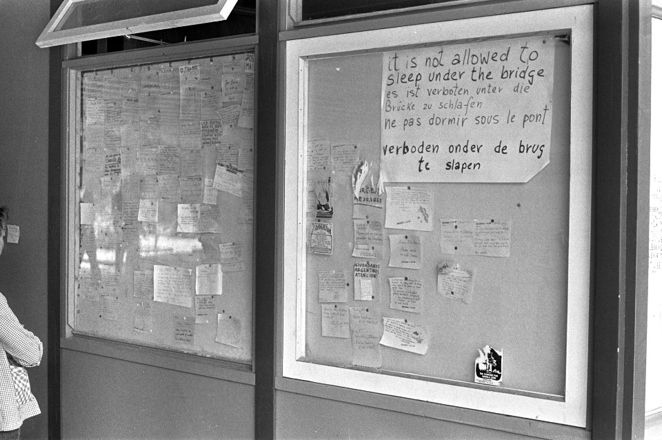 Tropische warmte, bord met oproepen (voor weggelopen jongelui) in informatiecent, Bestanddeelnr 925-7526