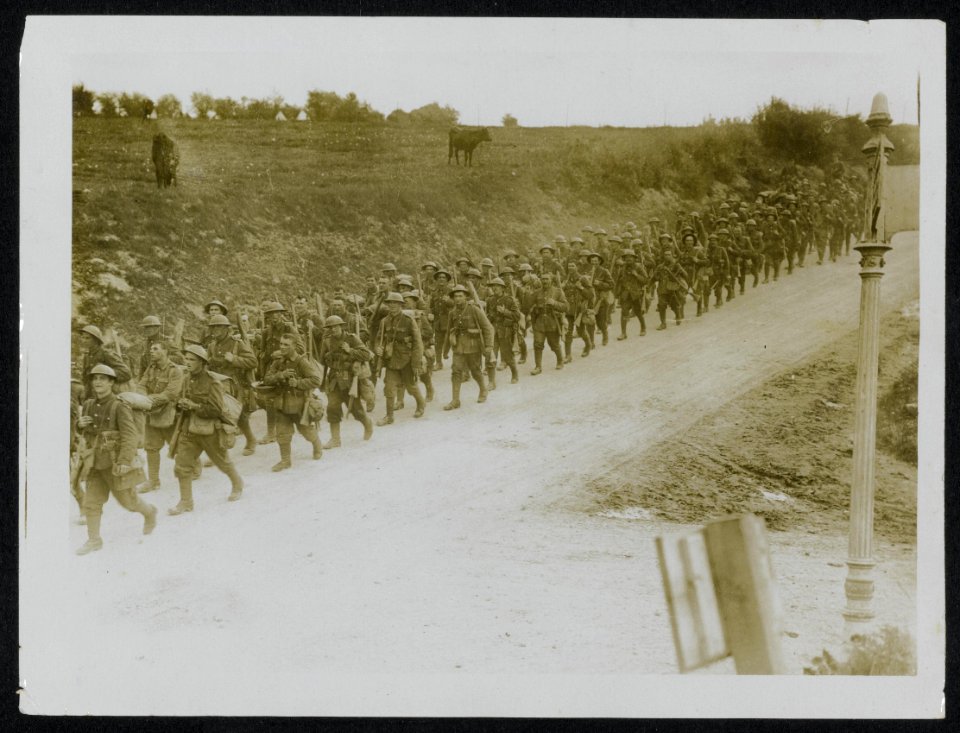 Troops comimg from the trenches after some hard fighting, Bestanddeelnr 158-0284