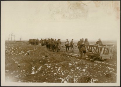 Troops coming in along a light railroad track, Bestanddeelnr 158-2784