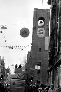 Troonwisseling aanbrengen versiering op Damrak, Bestanddeelnr 930-7961