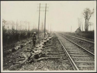 Troops holding a position on a railway., Bestanddeelnr 158-1863