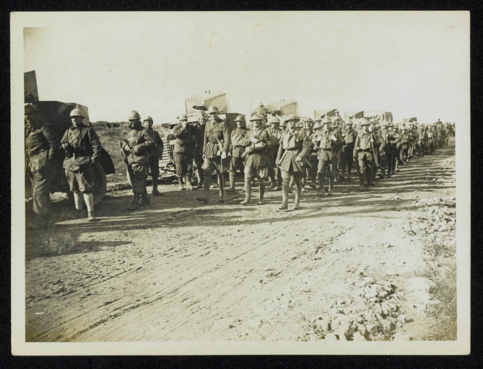 Troops going into the line. The French armoured cars are waiting for the road ac, Bestanddeelnr 158-1092