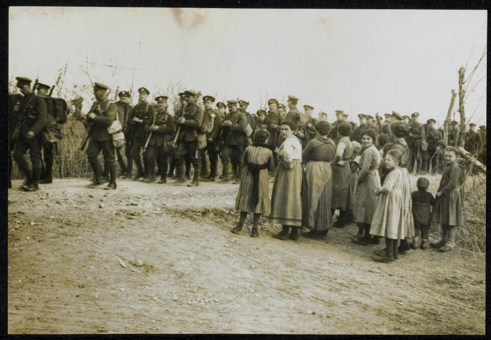 Troops on the march from the station., Bestanddeelnr 158-1500