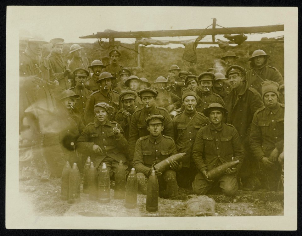 Troops receive many presents of cigarettes from various manufacturers at home. T, Bestanddeelnr 158-0384