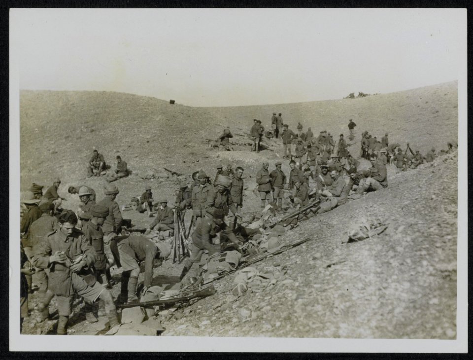 Troops in a Nula during the lull of the attack., Bestanddeelnr 158-1523
