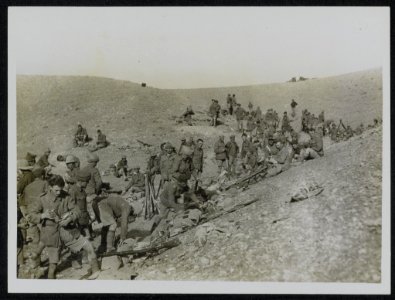 Troops in a Nula during the lull of the attack., Bestanddeelnr 158-1523