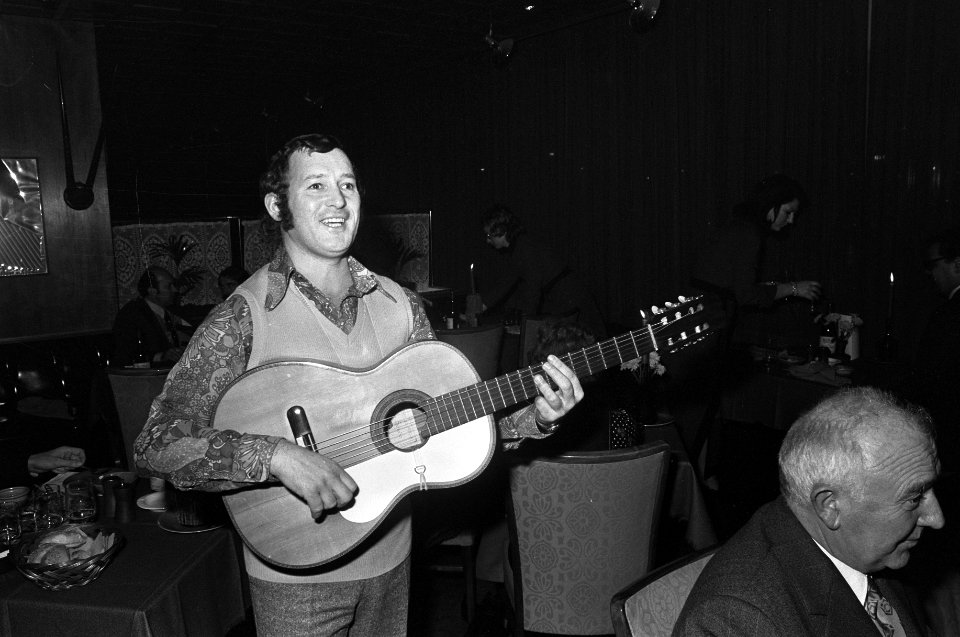 Troubadour in Esso Motor Hotel , opdracht Het Parool, Bestanddeelnr 926-1042