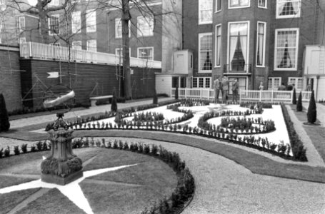 Tuin van Museum Willet Holthuysen geopend nr 28 de tuin nr 29 wethouder Lamme, Bestanddeelnr 925-4815