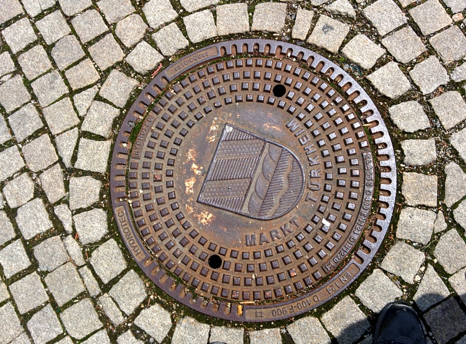 Tuerkheim Kanaldeckel mit Wappen
