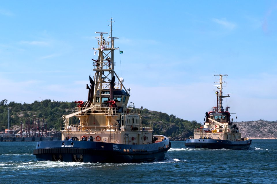 Tugboats Boss and Svitzer Hymer leaving Lahälla 3