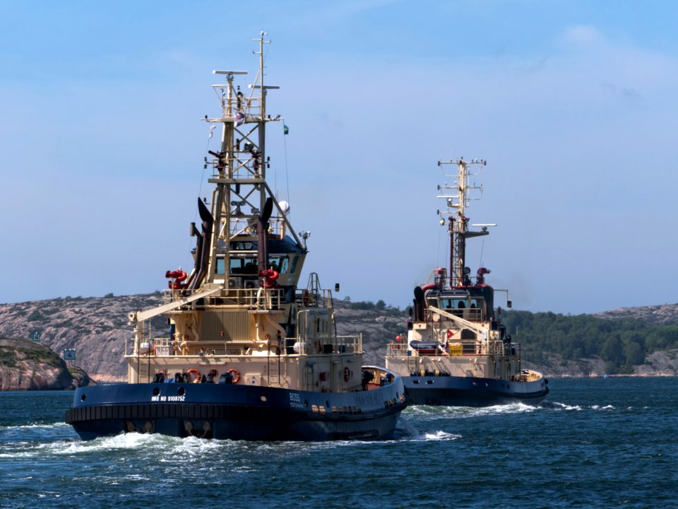 Tugboats Boss and Svitzer Hymer leaving Lahälla 5