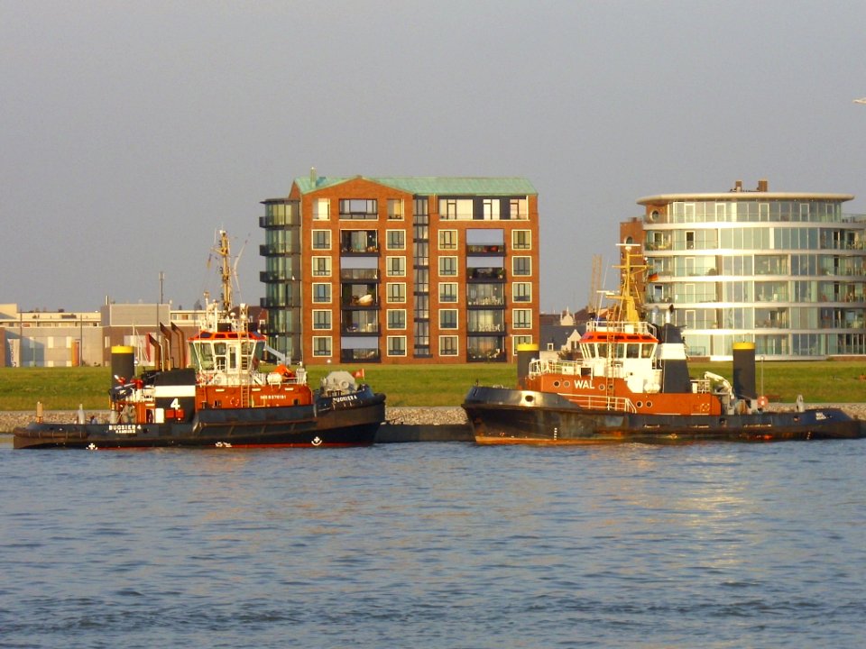 Tugboats Bugsier 4 and Wal