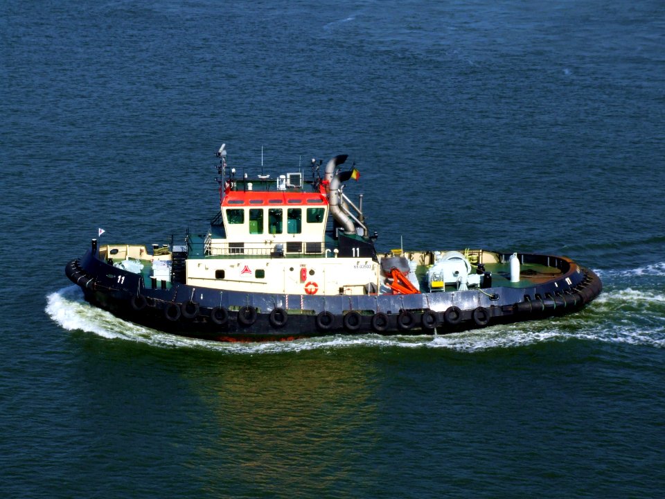 Tug 11 MMSI 205351290 - IMO 6503502 in front of Berendrecht locks, Antwerp, Belgium 25-Jan-2005 photo-2