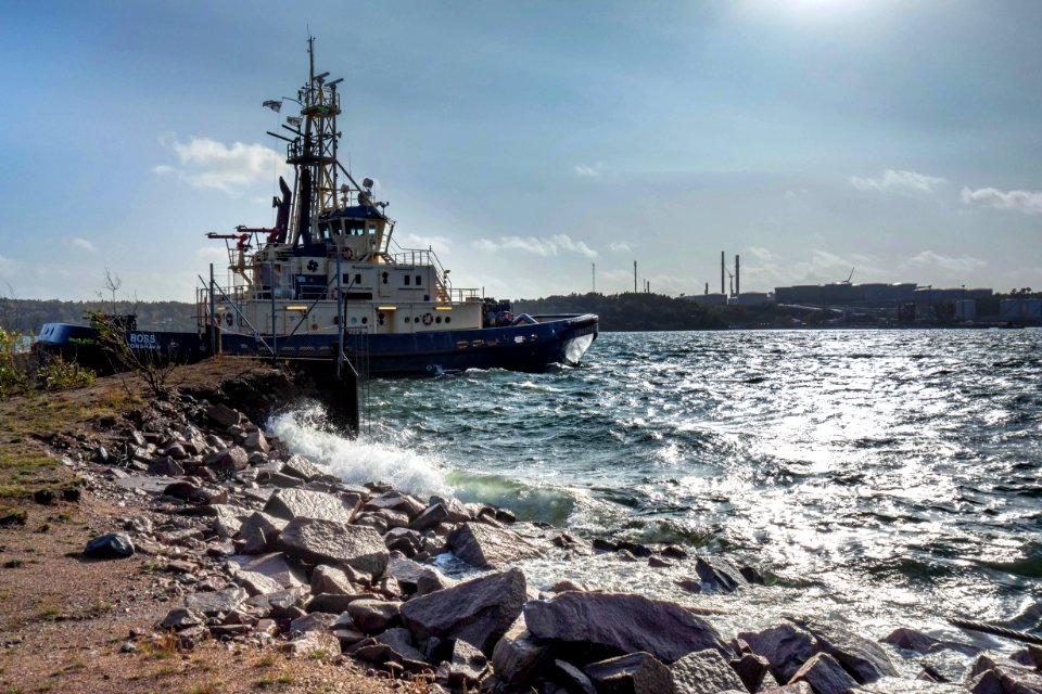 Tugboat Boss in Lahälla in strong wind 1