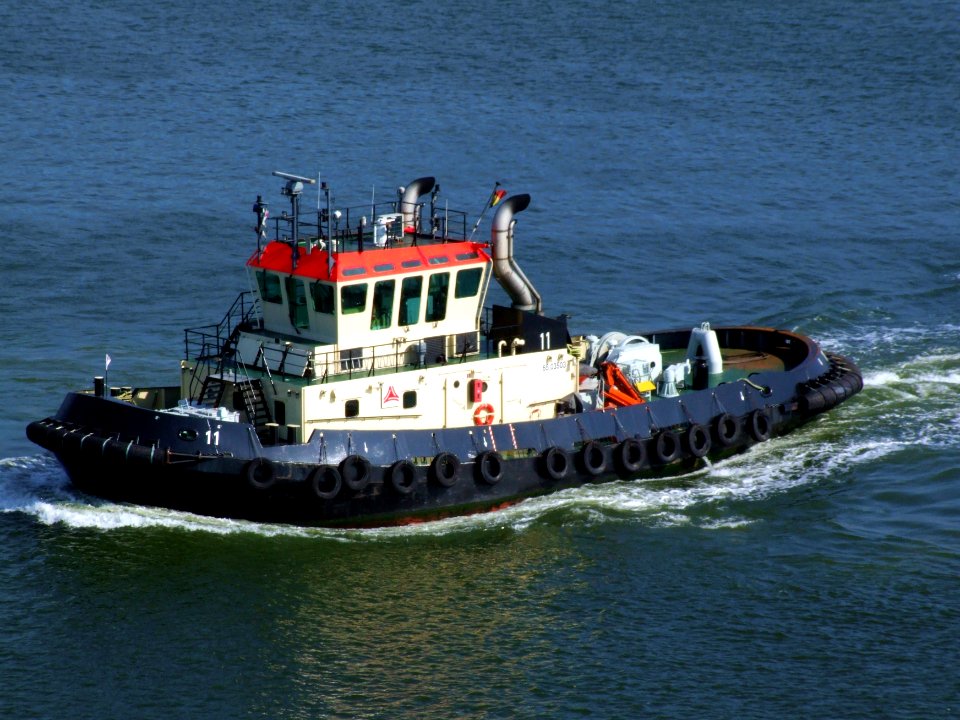 Tug 11 MMSI 205351290 - IMO 6503502 in front of Berendrecht locks, Antwerp, Belgium 25-Jan-2005 photo-1