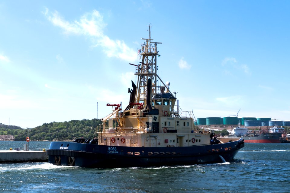 Tugboat Boss leaving Lahälla