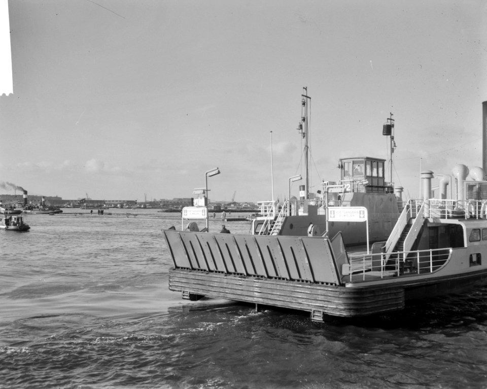 Tunnel-element-I voor de IJtunnel naar ligplaats in de Houthaven gesleept Het t, Bestanddeelnr 915-7588
