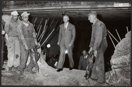 Tunnels, weg- en waterbouwkunde, ministers, Algera J, Bestanddeelnr 090-0823