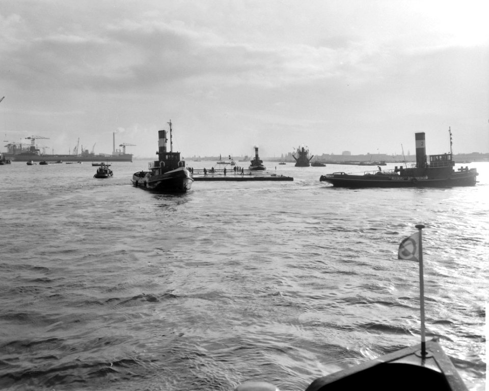 Tunnel-element-I voor de IJtunnel naar ligplaats in de Houthaven gesleept Het t, Bestanddeelnr 915-7585