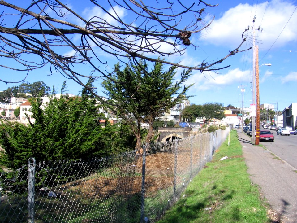 Tunnel number 4 portal from Tunnel Avenue, November 2012