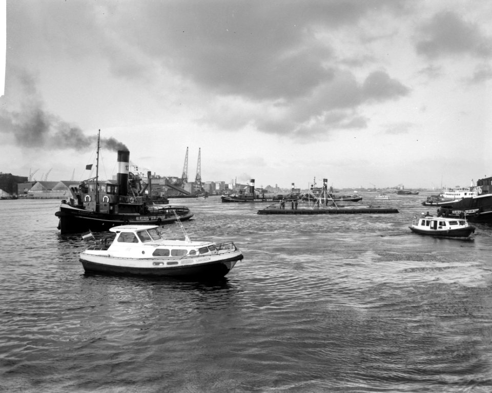 Tunnel-element-I voor de IJtunnel naar ligplaats in de Houthaven gesleept Het t, Bestanddeelnr 915-7592