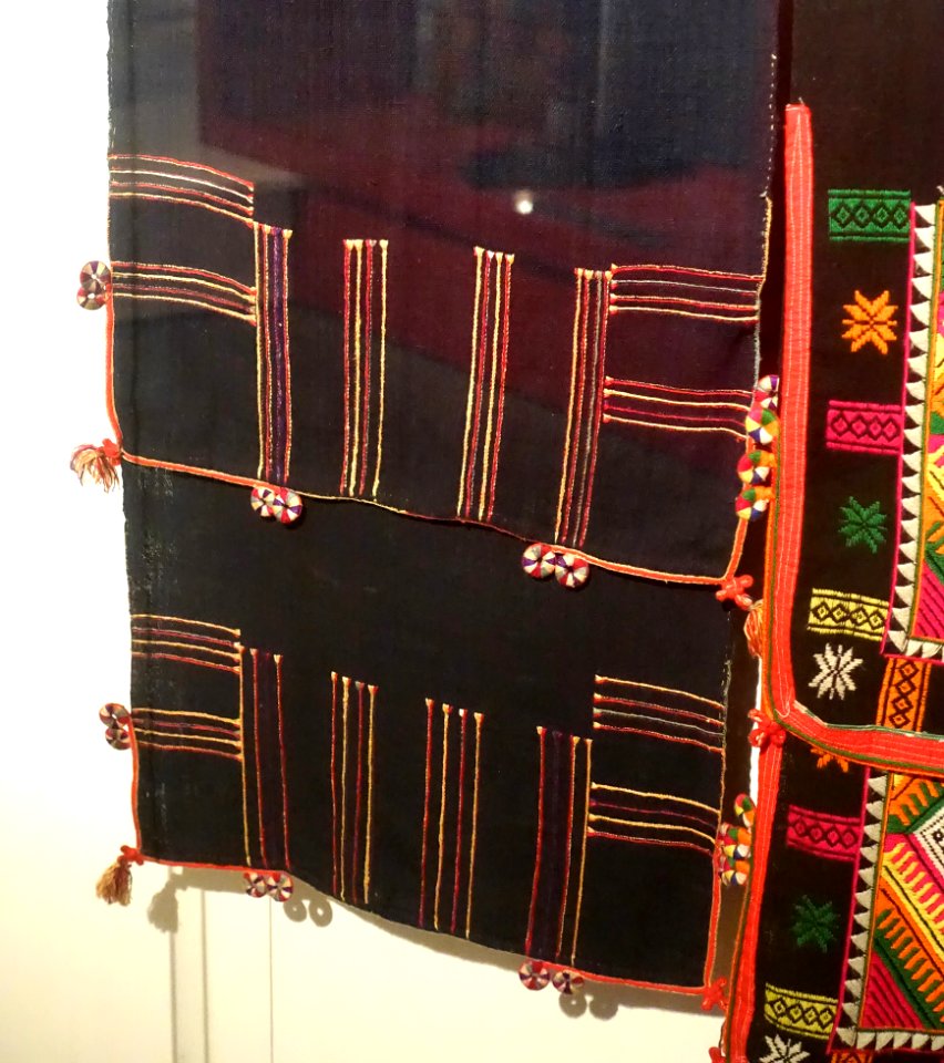 Turban with parallel lines in chain stitch, Khang, Son La, 1967 - Vietnamese Women's Museum - Hanoi, Vietnam - DSC03732