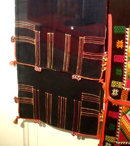 Turban with parallel lines in chain stitch, Khang, Son La, 1967 - Vietnamese Women's Museum - Hanoi, Vietnam - DSC03732