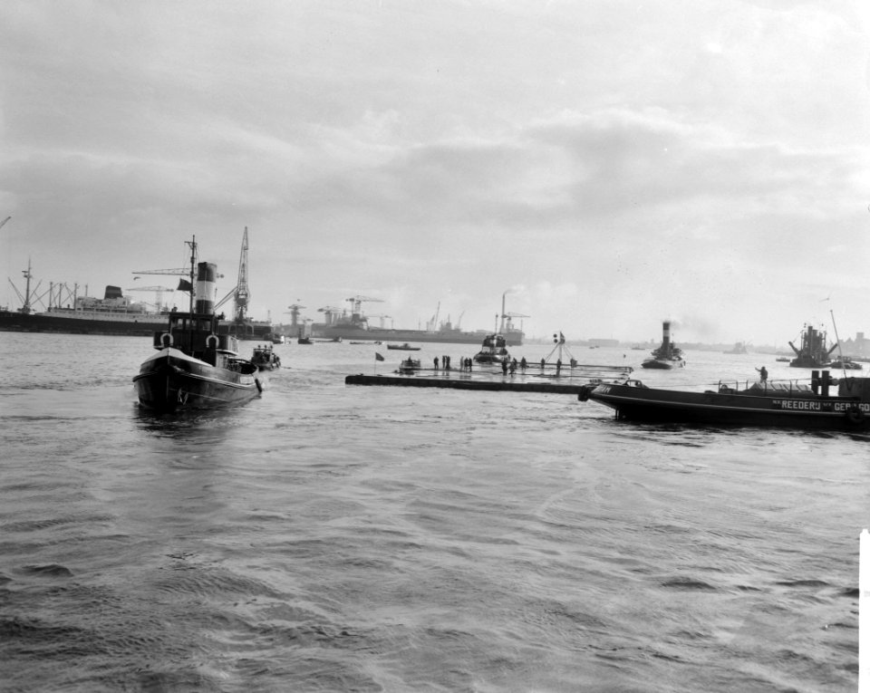 Tunnel-element-I voor de IJtunnel naar ligplaats in de Houthaven gesleept Het t, Bestanddeelnr 915-7584