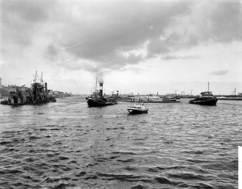 Tunnel-element-I voor de IJtunnel naar ligplaats in de Houthaven gesleept, Bestanddeelnr 915-7580