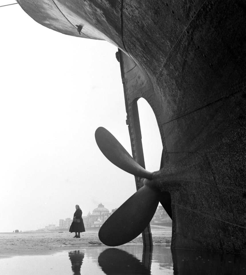 Tunesisch vrachtschip Carthage op Scheveningse strand schroef van het schip, Bestanddeelnr 905-5591