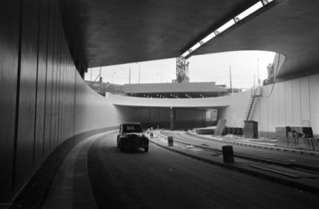 Tunnel Mr. Visserplein open, Amsterdam nr. 10 ingan Valkenburgerstraat, nr. 11, Bestanddeelnr 922-3635