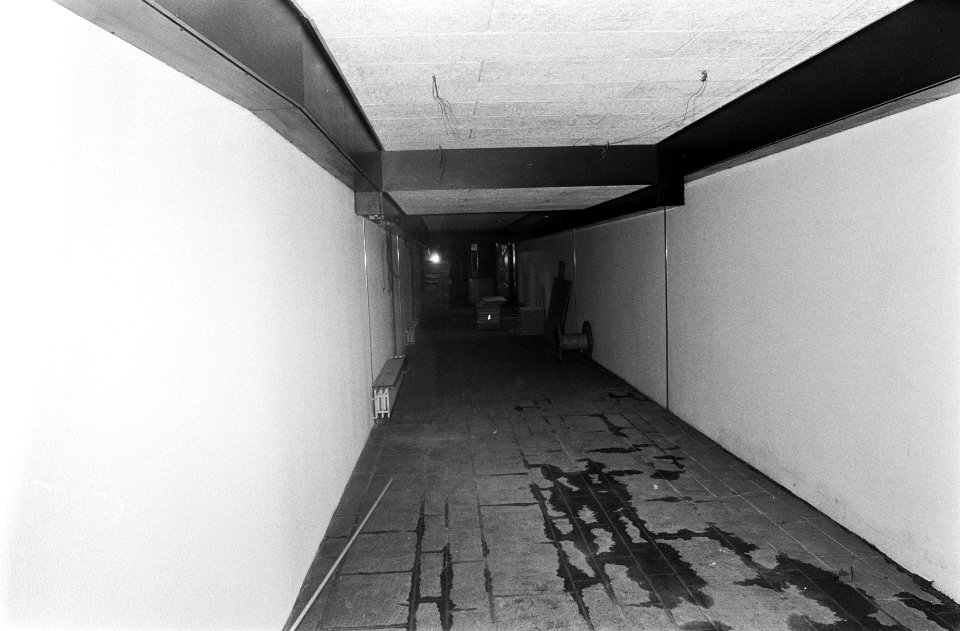 Tunnel tussen het kerkgebouw en het hotel, Bestanddeelnr 928-0356