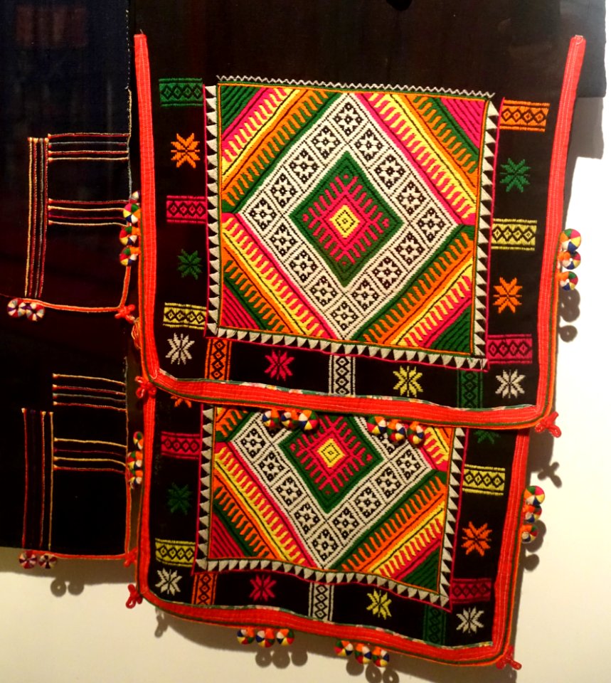 Turban with 8-petal flowers in running stitch, Thai Den, Son La, 1990 - Vietnamese Women's Museum - Hanoi, Vietnam - DSC03735