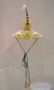 Turban ornament, North India, Delhi or Jaipur, 18th-19th century, antigorite, gold, pearls, glass - Ethnological Museum, Berlin - DSC01519