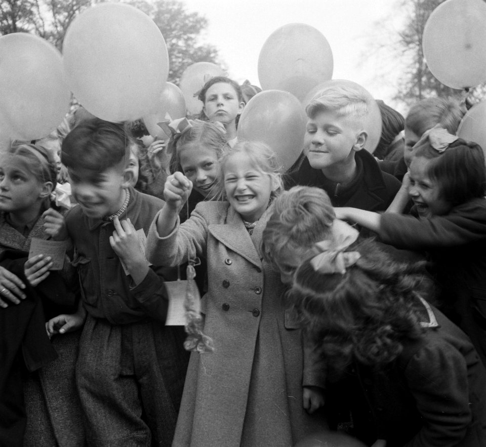 Tuinfeest op Soestdijk vanwege de 40ste verjaardag van koningin Juliana. Kinder…, Bestanddeelnr 903-3479