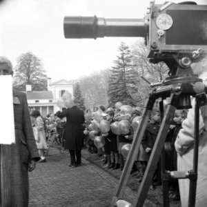 Tuinfeest op Soestdijk vanwege de 40ste verjaardag van koningin Juliana. Filmcam, Bestanddeelnr 903-3480