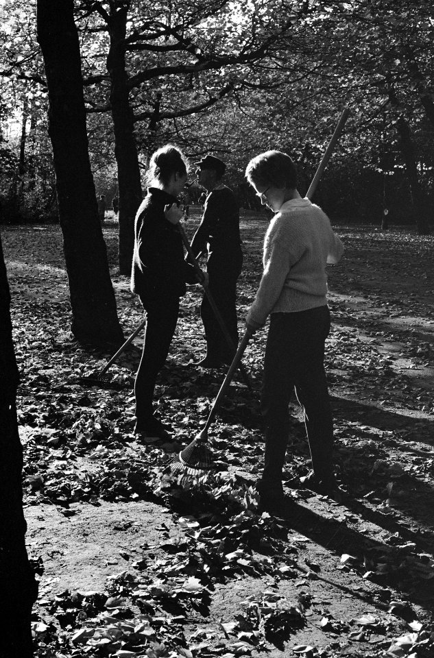 Tuinmeisjes in parken voor Amsterdam wegens arbeidstekort De twee meisjes bez, Bestanddeelnr 915-6577