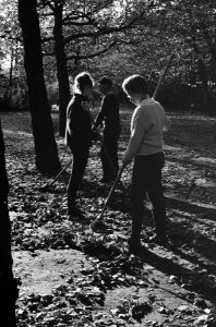 Tuinmeisjes in parken voor Amsterdam wegens arbeidstekort De twee meisjes bez, Bestanddeelnr 915-6577