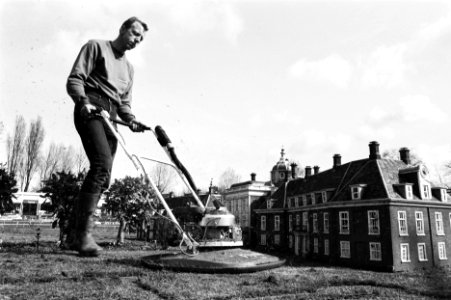 Tuinman aan het werk in Madurodam bij Huis ten Bosch in verband met de komende, Bestanddeelnr 934-4209