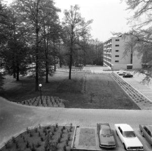 Tuinen, flats, parkeerplaatsen, autos, Bestanddeelnr 251-3954
