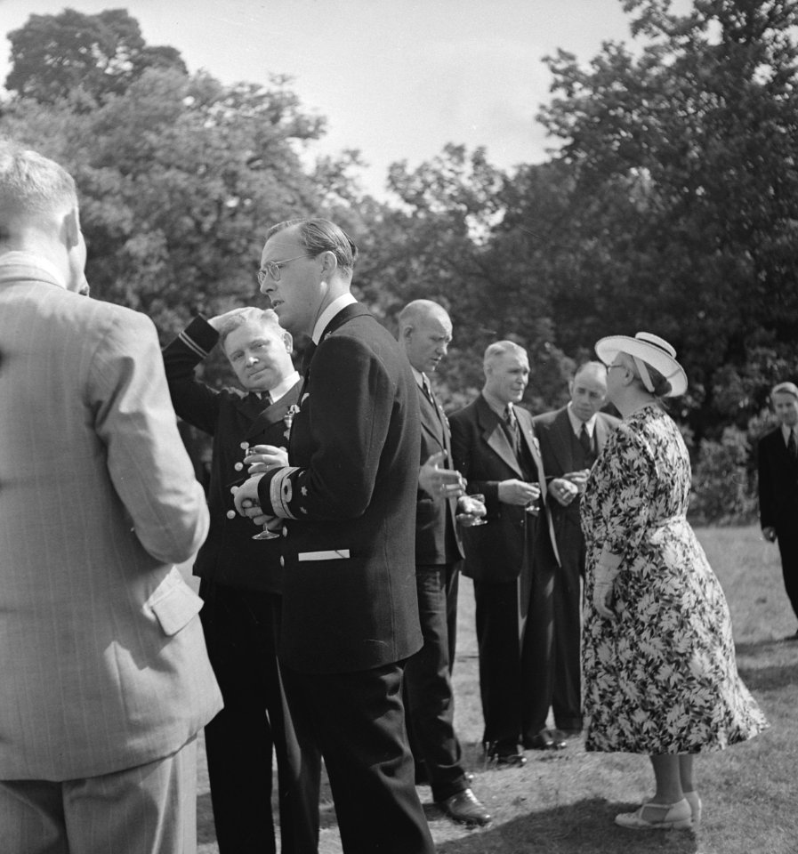 Tuin Stubbings House. Koningin Wilhelmina en prins Bernhard in gesprek met enke, Bestanddeelnr 935-2641
