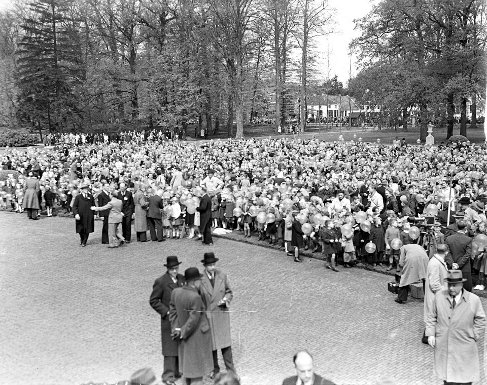 Tuinfeest Paleis Soestdijk t.g.v. Koninginnedag, Bestanddeelnr 903-3455