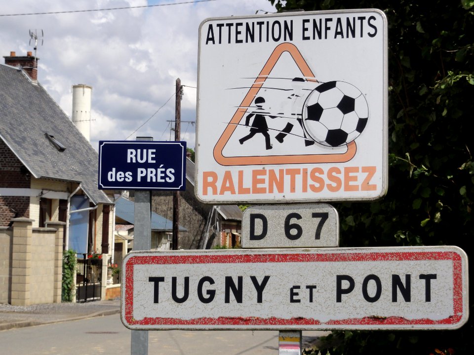 Tugny-et-Pont (Aisne) city limit sign, water tower