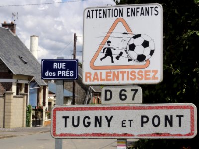 Tugny-et-Pont (Aisne) city limit sign, water tower