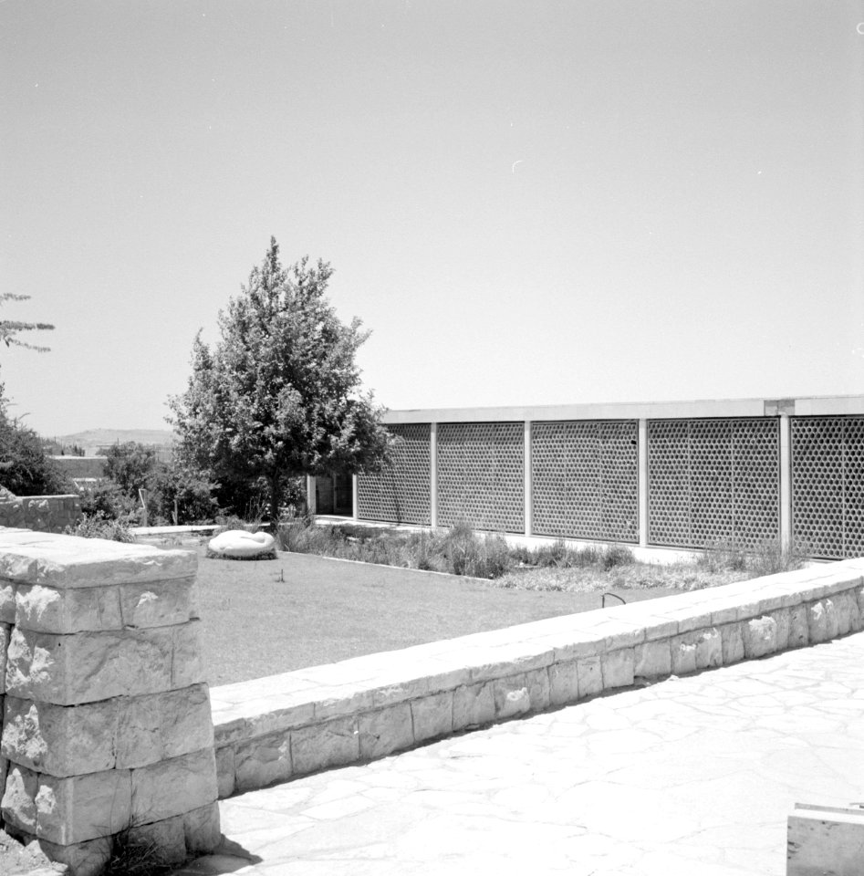 Tuin en verhard pad op de campus van de Hebrew University in Jeruzalem, Bestanddeelnr 255-2418