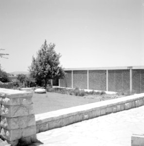 Tuin en verhard pad op de campus van de Hebrew University in Jeruzalem, Bestanddeelnr 255-2418
