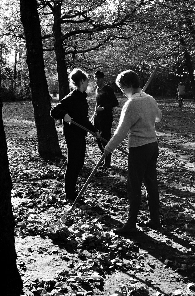 Tuinmeisjes in parken voor Amsterdam wegens arbeidstekort De twee meisjes bez, Bestanddeelnr 915-6576